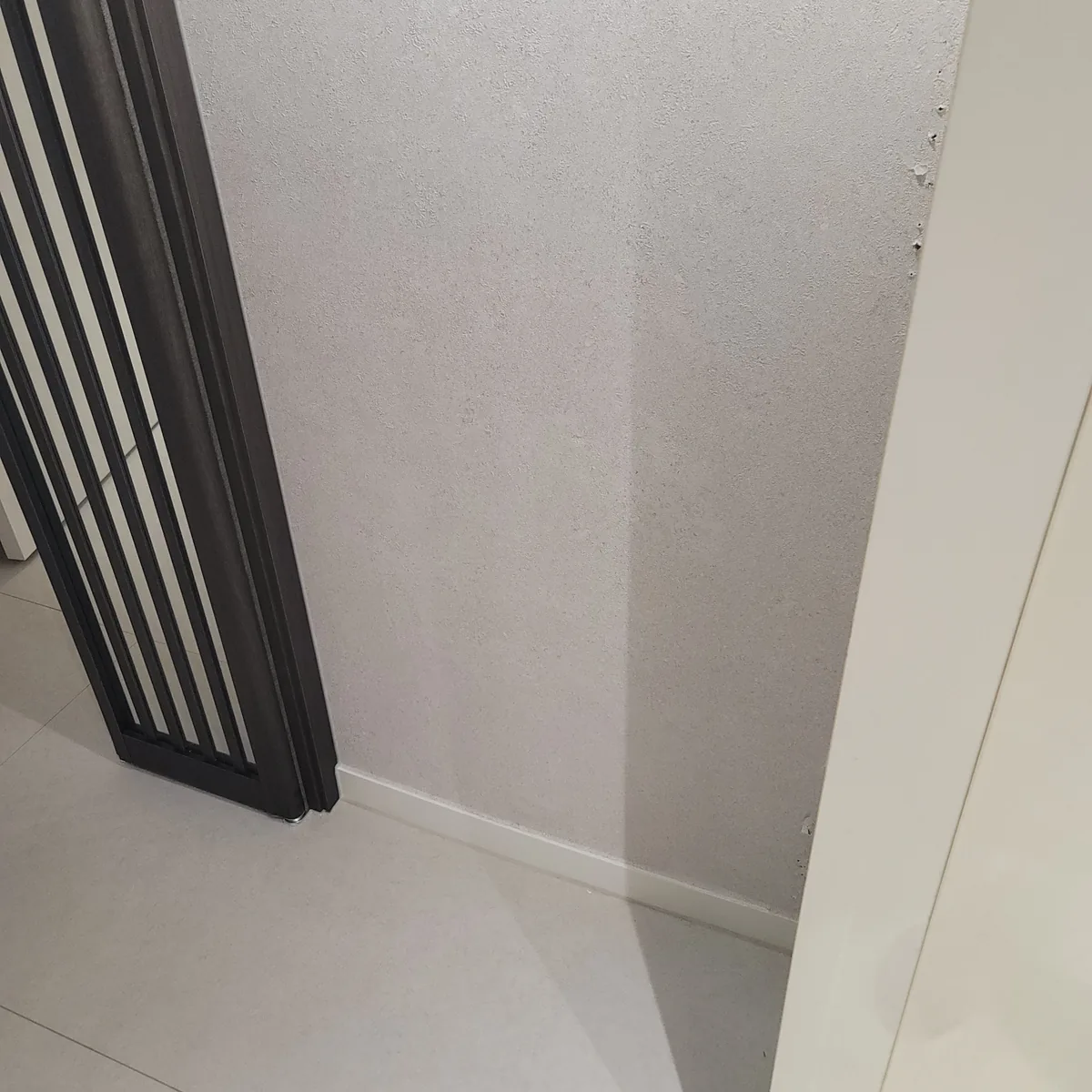 거울도어경첩수리 시공 현장